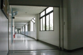 第1話の冒頭で、小梅(新垣結衣)が教室からサッカーグラウンドに出るときに通った廊下