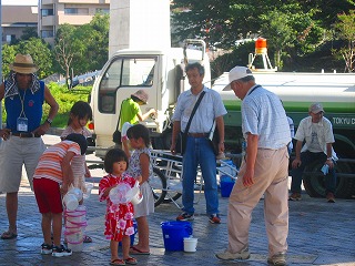 中川駅前の打ち水の写真
