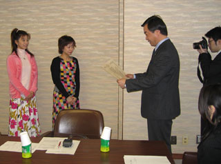 松沢知事から賞状と目録を受け取っているところ